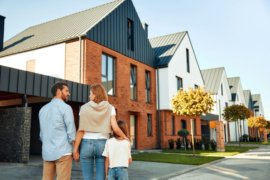 Moving, buying a home. Family shooting.